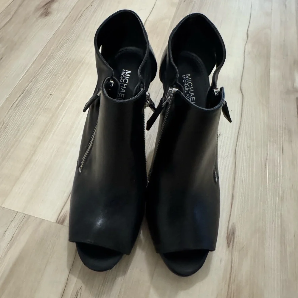 Michael Kors heels. Black with silver.. size 7.5 - Picture 6 of 7